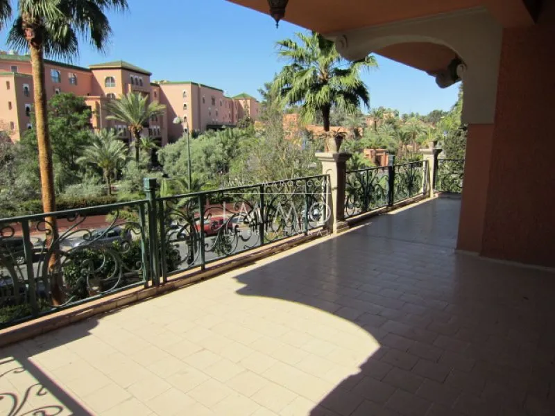 Au plein cœur du triangle d'or, appartement d'exception de 211m2 à louer vide.