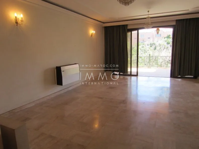 Au plein cœur du triangle d'or, appartement d'exception de 211m2 à louer vide.