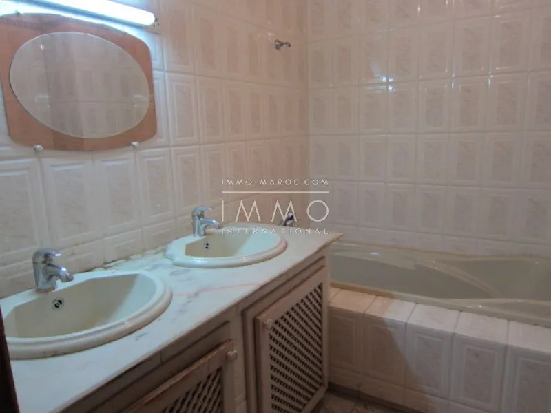 Au plein cœur du triangle d'or, appartement d'exception de 211m2 à louer vide.