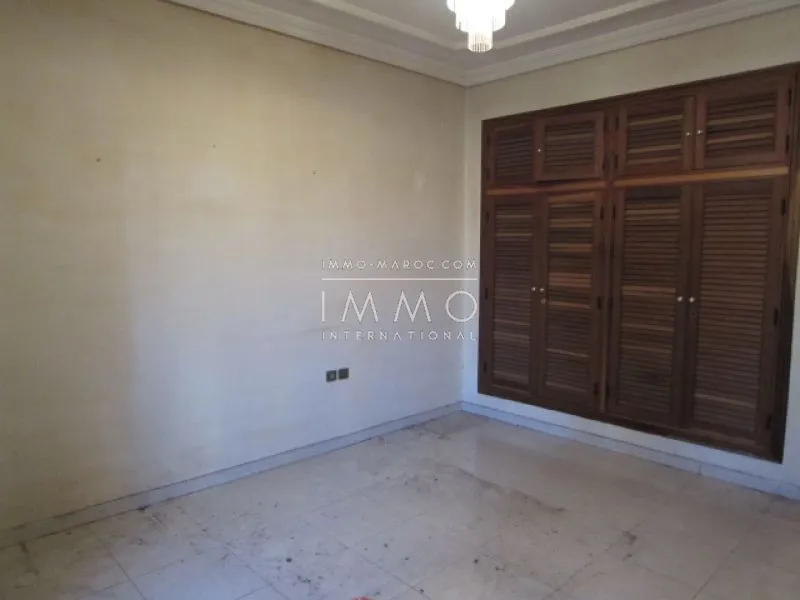 Au plein cœur du triangle d'or, appartement d'exception de 211m2 à louer vide.