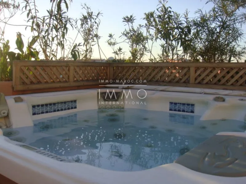 Bien exceptionnel! niché au coeur du quartier de l'hivernage, cet appartement situé au dernier étage d'une prestigieuse résidence