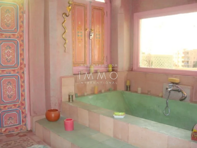 Bien exceptionnel! niché au coeur du quartier de l'hivernage, cet appartement situé au dernier étage d'une prestigieuse résidence