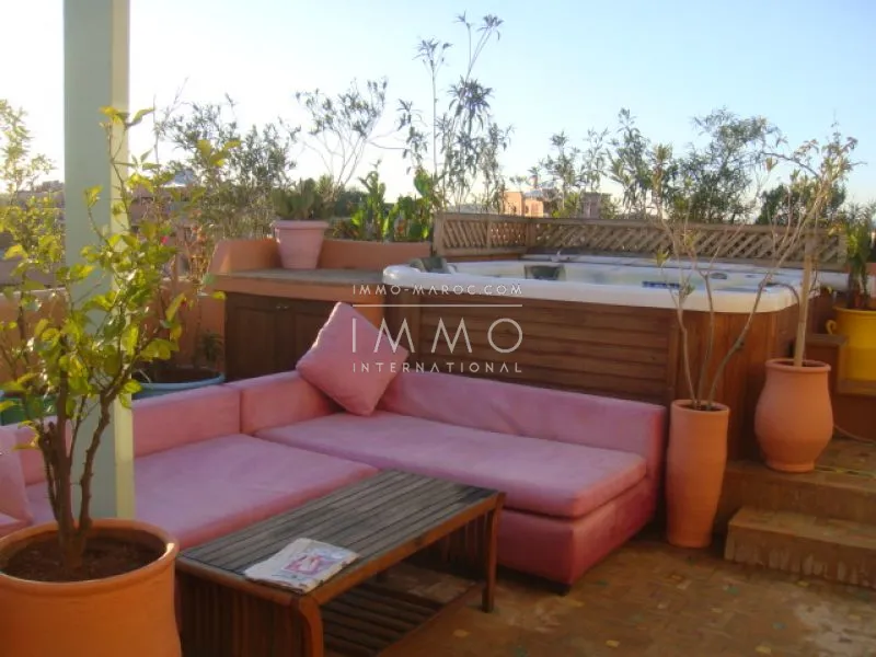 Bien exceptionnel! niché au coeur du quartier de l'hivernage, cet appartement situé au dernier étage d'une prestigieuse résidence