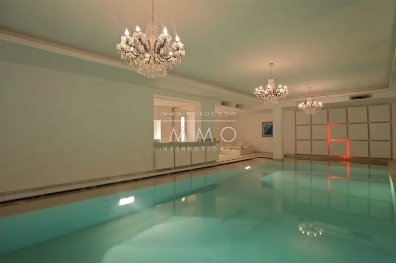 En première ligne du golf d'amelkis, cette villa offre un terrain bordé d'oliviers et de palmiers