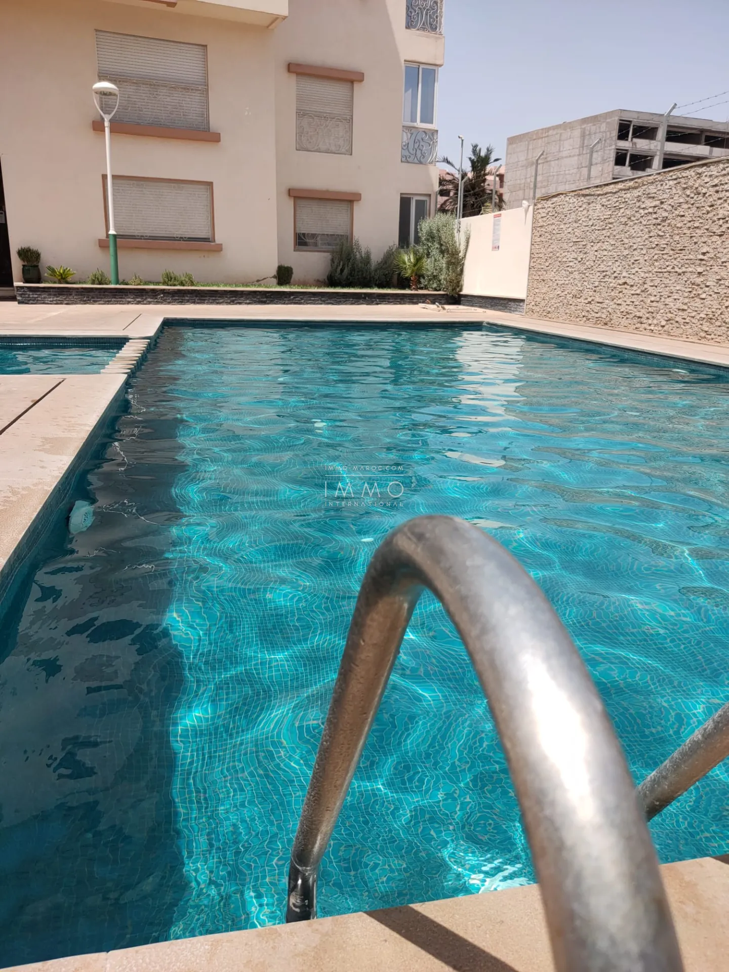 Bel appartement meublé à la périphérie de la ville à louer en longue durée