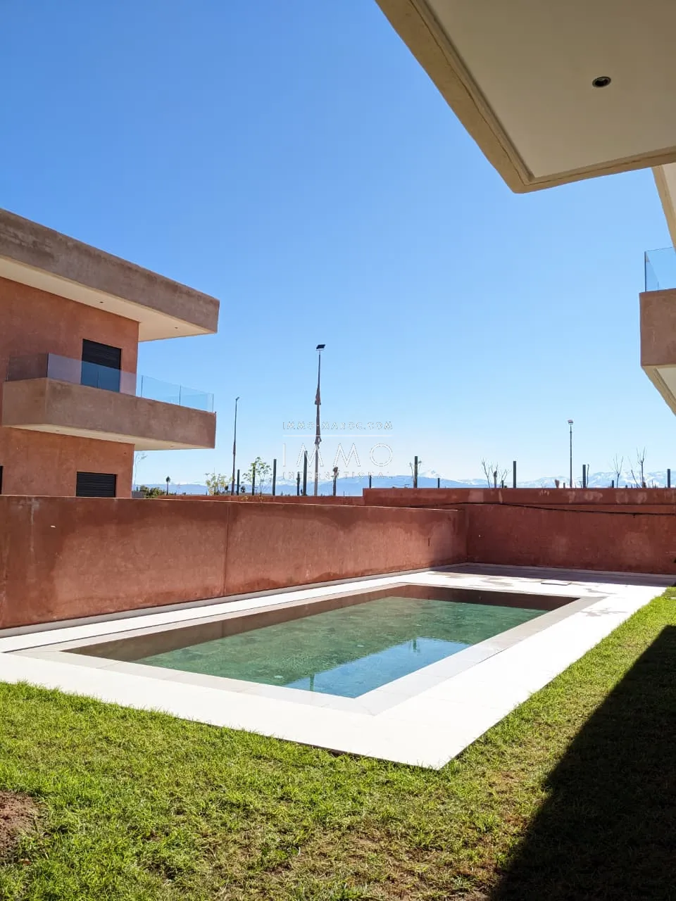 Villa comptemporaine a vendre avec vna km 10