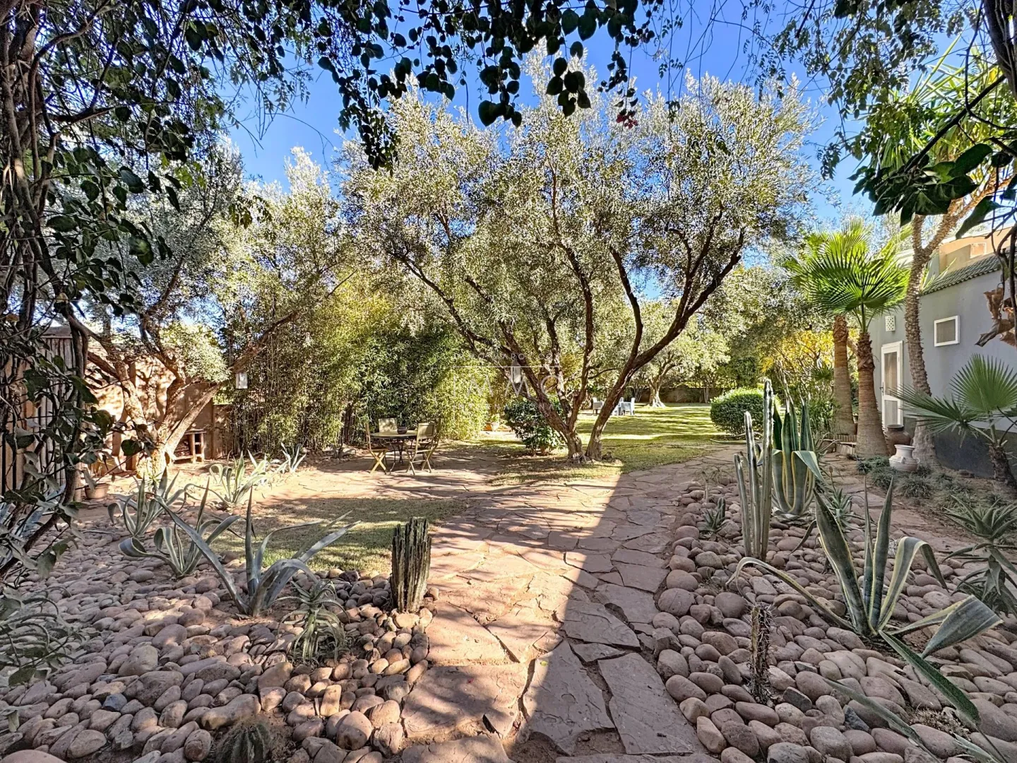 Villa à vendre route de sidi abdellah ghiat – 9 chambres – 600 m² – terrain 2,6 ha – vue atlas – vna – 5 bungalows