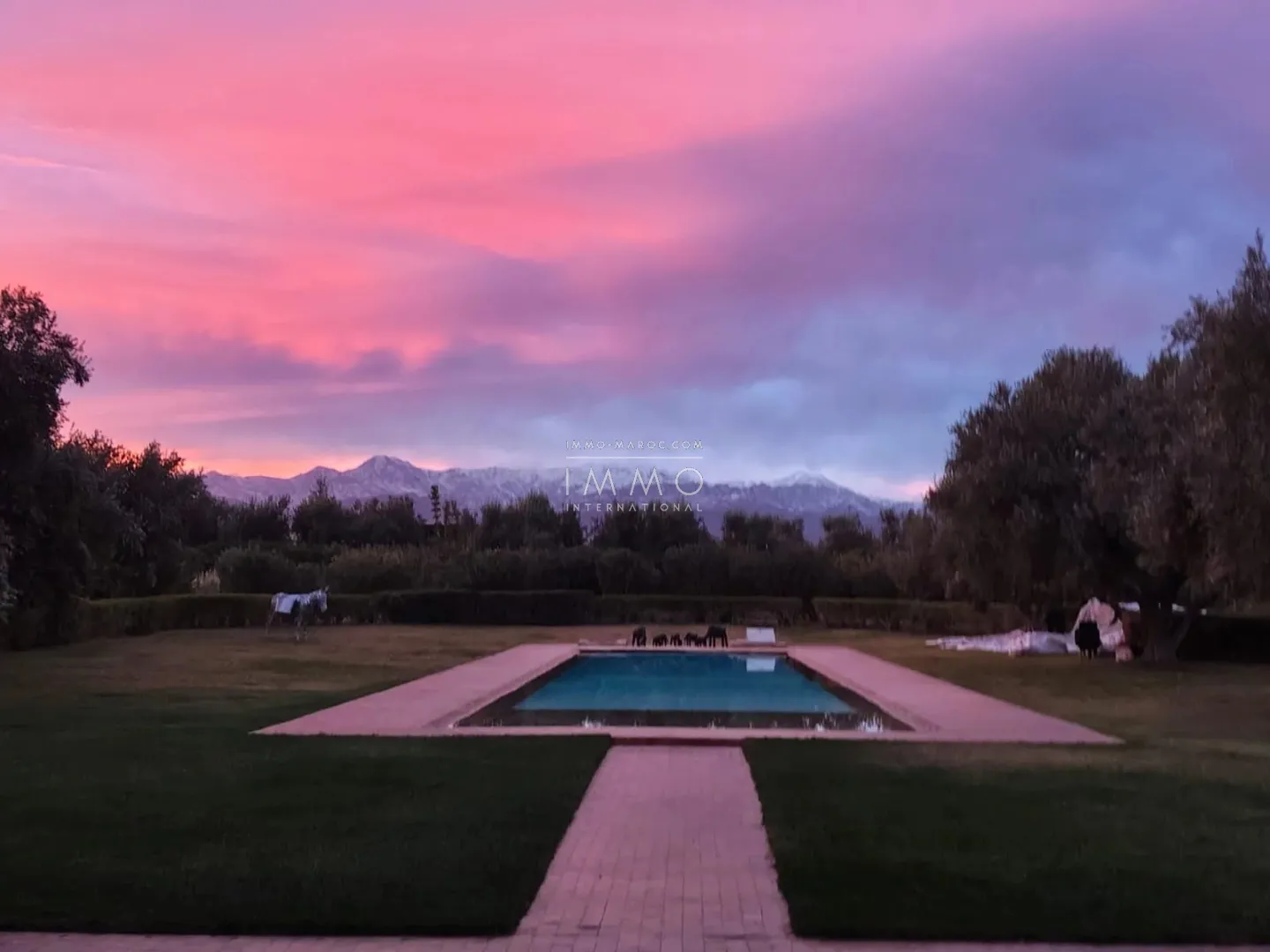 Villa à vendre route de sidi abdellah ghiat – 9 chambres – 600 m² – terrain 2,6 ha – vue atlas – vna – 5 bungalows