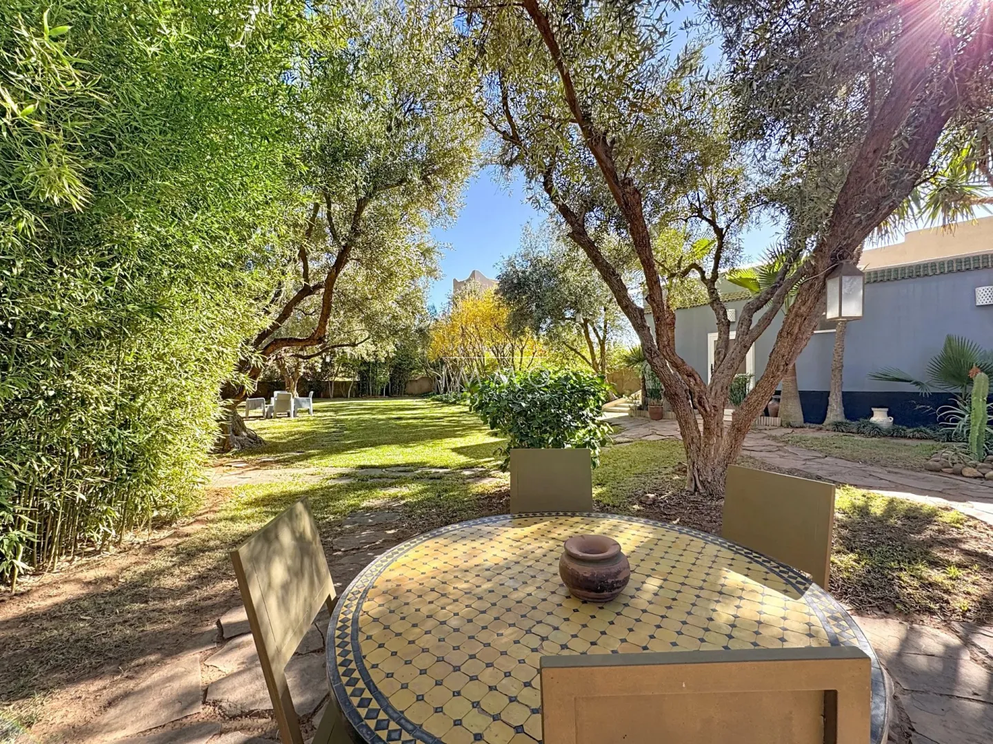 Villa à vendre route de sidi abdellah ghiat – 9 chambres – 600 m² – terrain 2,6 ha – vue atlas – vna – 5 bungalows