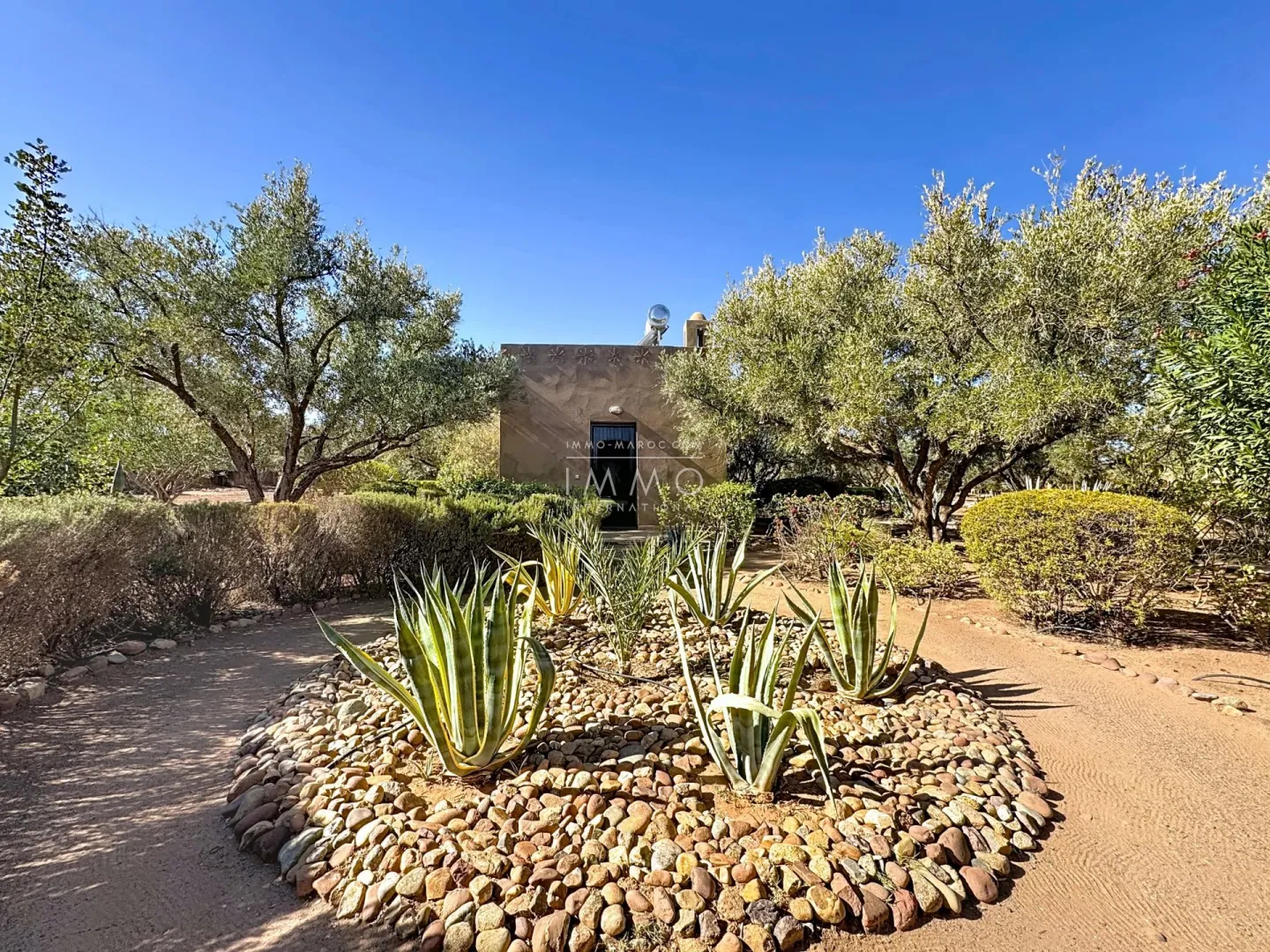 Villa à vendre route de sidi abdellah ghiat – 9 chambres – 600 m² – terrain 2,6 ha – vue atlas – vna – 5 bungalows