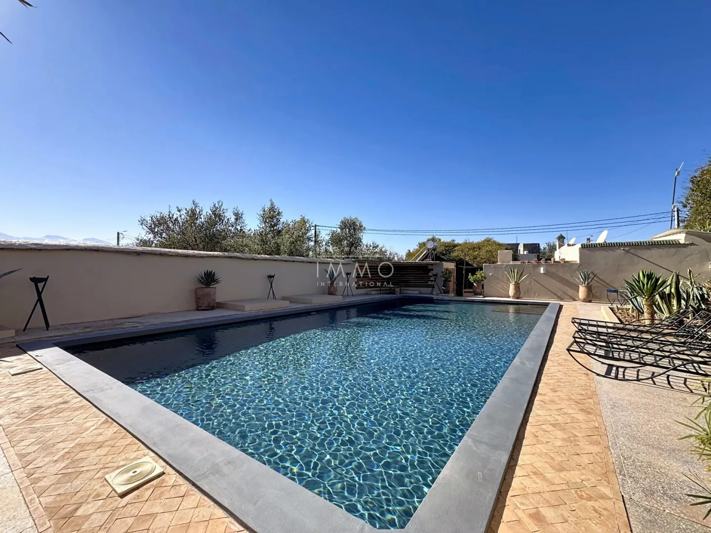 Villa à vendre route de sidi abdellah ghiat – 9 chambres – 600 m² – terrain 2,6 ha – vue atlas – vna – 5 bungalows