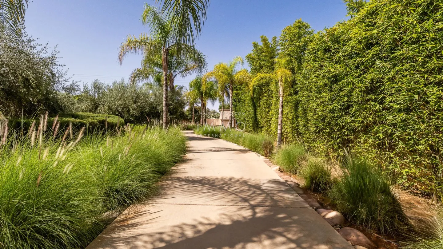 Villa à vendre route de l'ourika – 6 chambres – 920 m² – terrain 5 600 m² – vna – panneaux solaires – parc arboré