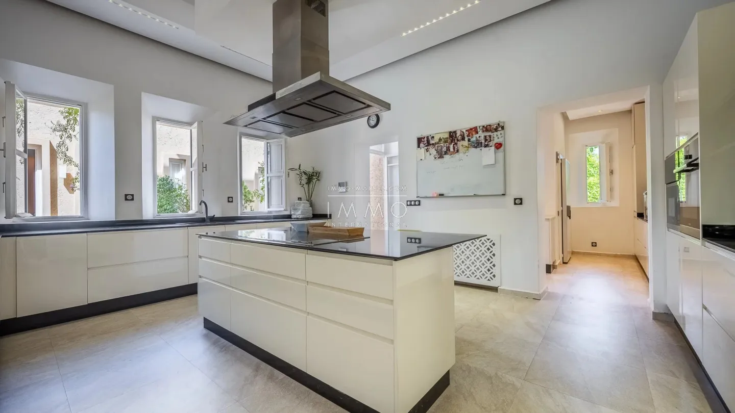 Villa à vendre route de l'ourika – 6 chambres – 920 m² – terrain 5 600 m² – vna – panneaux solaires – parc arboré
