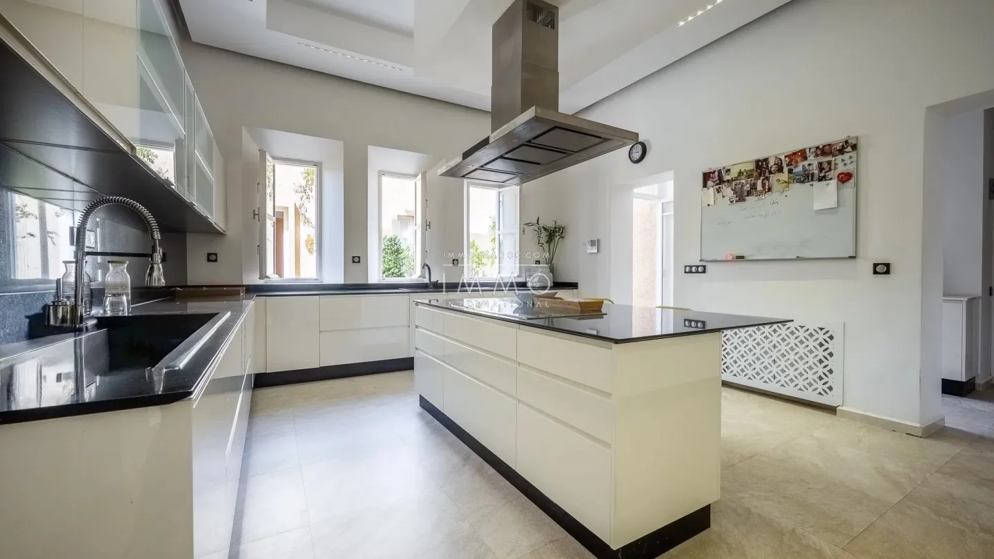 Villa à vendre route de l'ourika – 6 chambres – 920 m² – terrain 5 600 m² – vna – panneaux solaires – parc arboré
