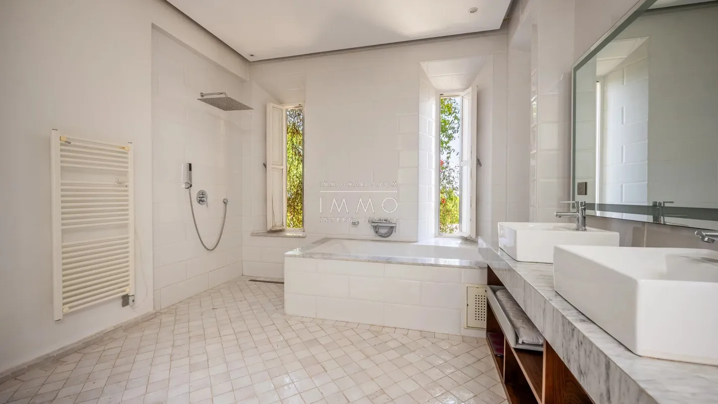 Villa à vendre route de l'ourika – 6 chambres – 920 m² – terrain 5 600 m² – vna – panneaux solaires – parc arboré