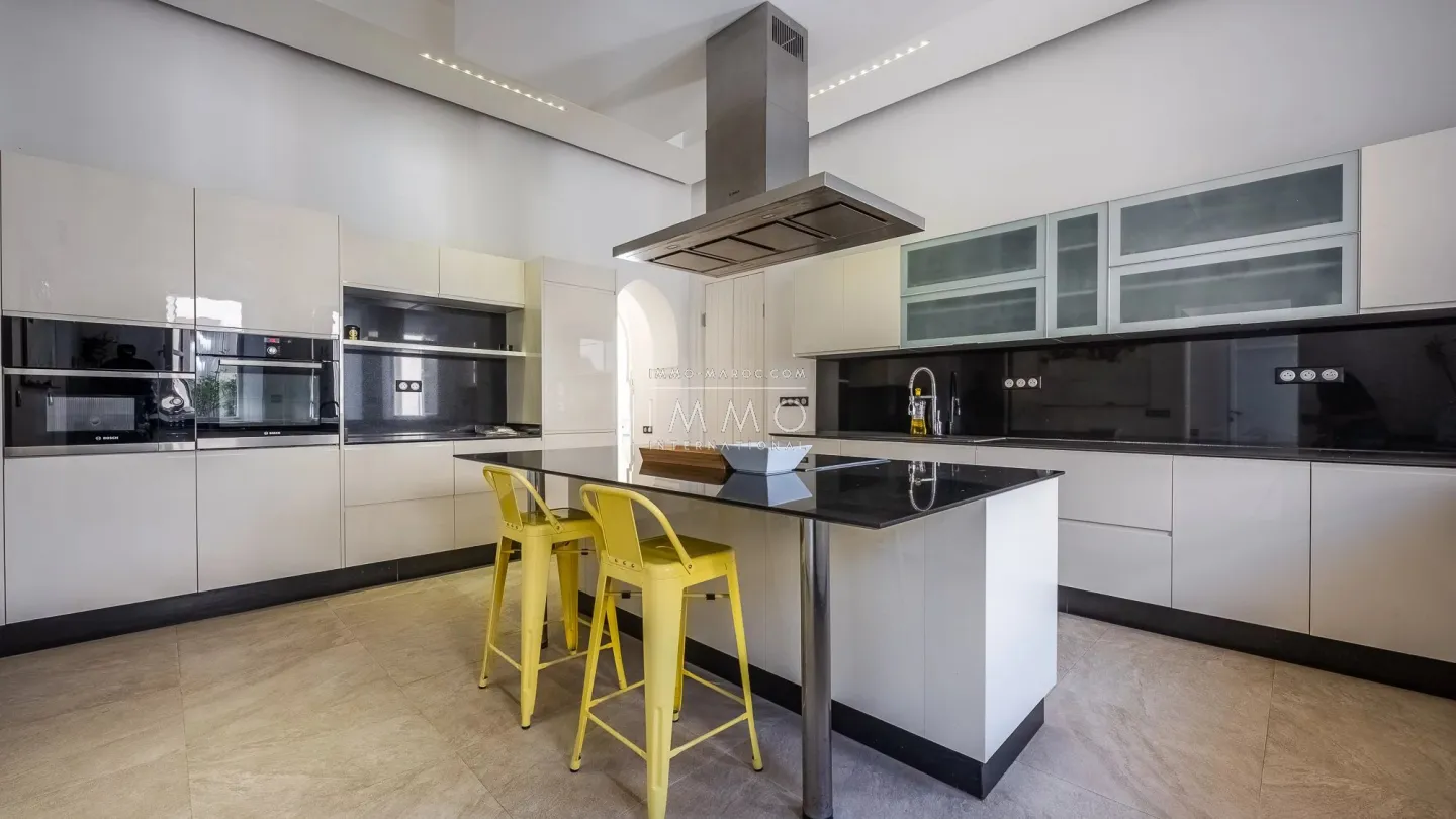 Villa à vendre route de l'ourika – 6 chambres – 920 m² – terrain 5 600 m² – vna – panneaux solaires – parc arboré