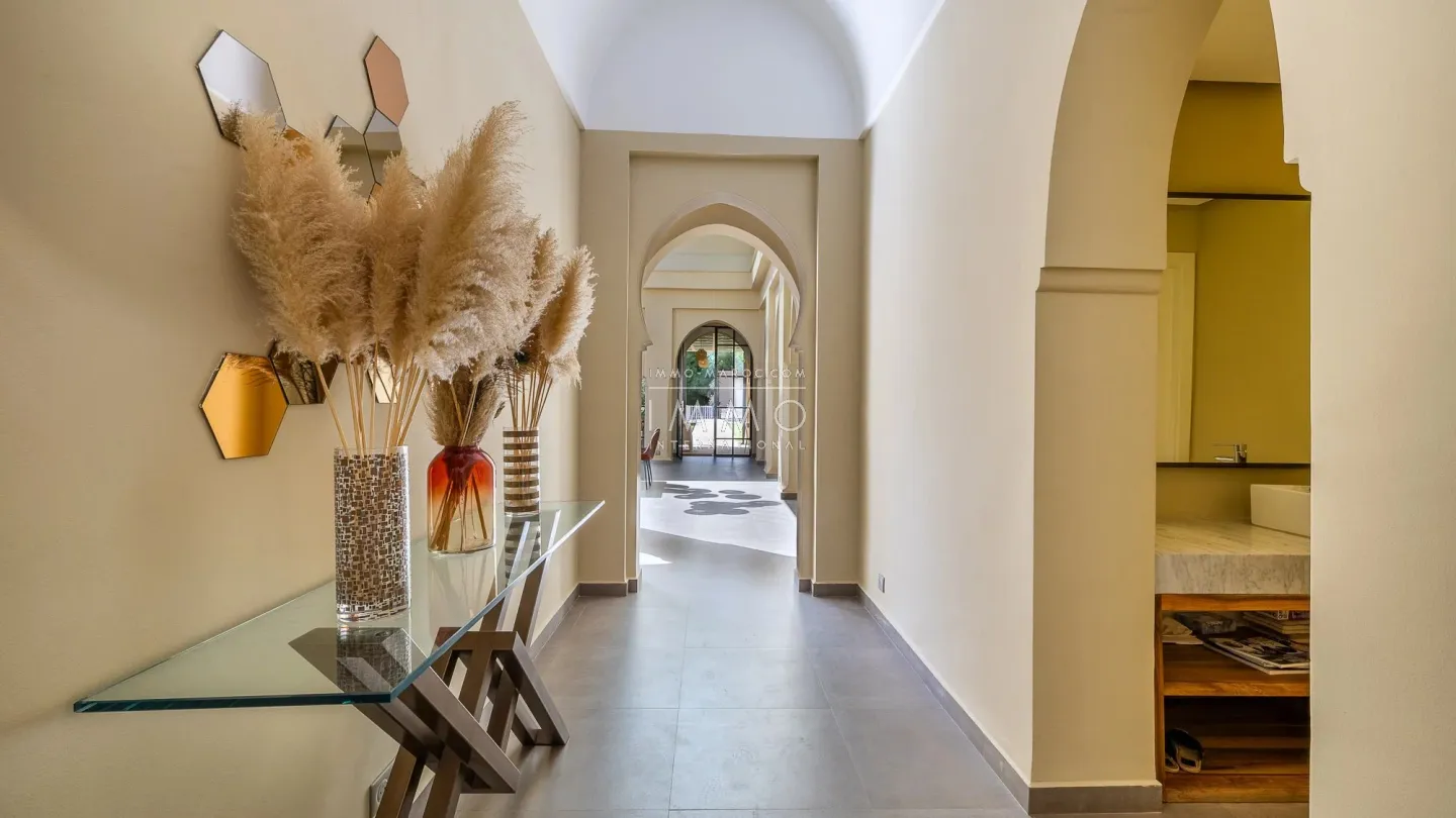 Villa à vendre route de l'ourika – 6 chambres – 920 m² – terrain 5 600 m² – vna – panneaux solaires – parc arboré