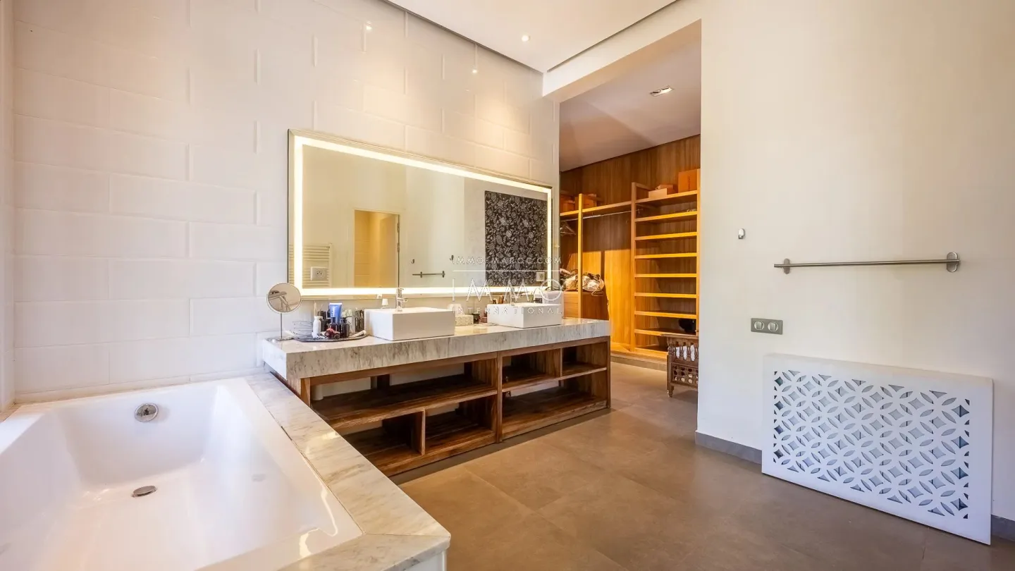 Villa à vendre route de l'ourika – 6 chambres – 920 m² – terrain 5 600 m² – vna – panneaux solaires – parc arboré