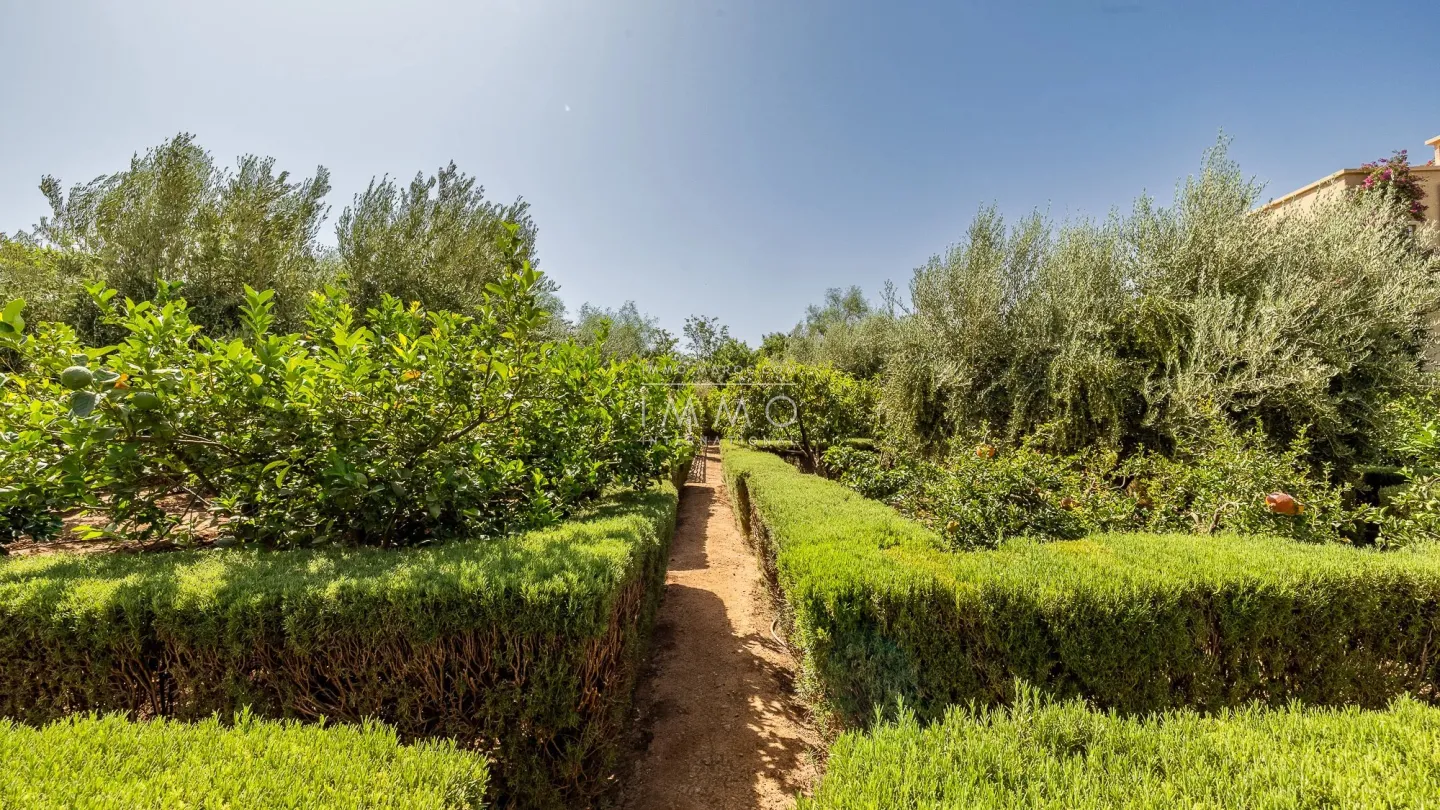Villa à vendre route de l'ourika – 6 chambres – 920 m² – terrain 5 600 m² – vna – panneaux solaires – parc arboré