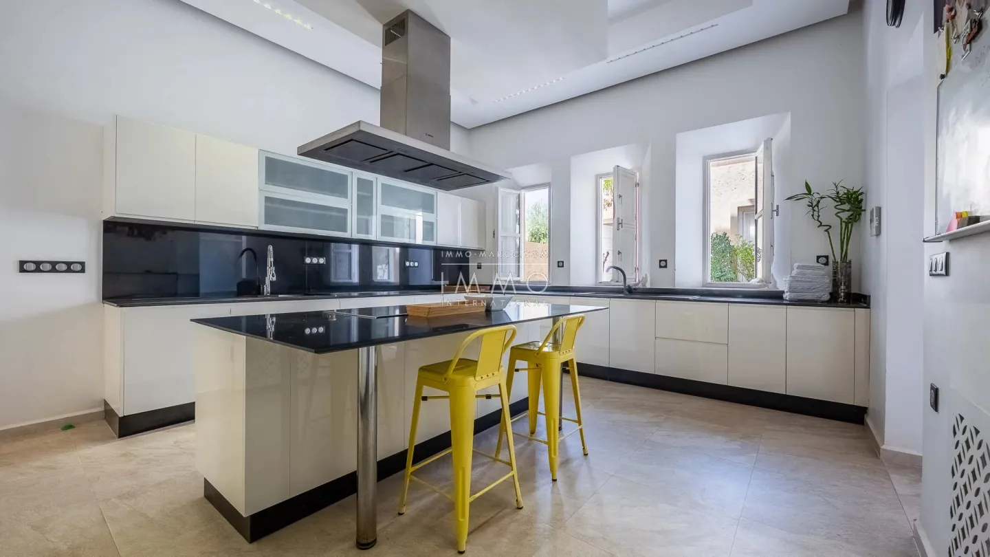 Villa à vendre route de l'ourika – 6 chambres – 920 m² – terrain 5 600 m² – vna – panneaux solaires – parc arboré