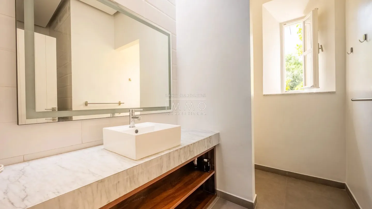 Villa à vendre route de l'ourika – 6 chambres – 920 m² – terrain 5 600 m² – vna – panneaux solaires – parc arboré