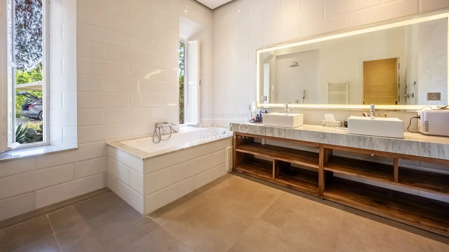 Villa à vendre route de l'ourika – 6 chambres – 920 m² – terrain 5 600 m² – vna – panneaux solaires – parc arboré