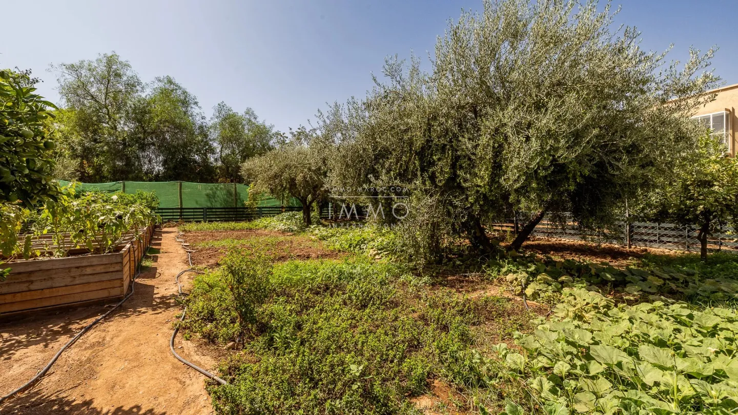Villa à vendre route de l'ourika – 6 chambres – 920 m² – terrain 5 600 m² – vna – panneaux solaires – parc arboré