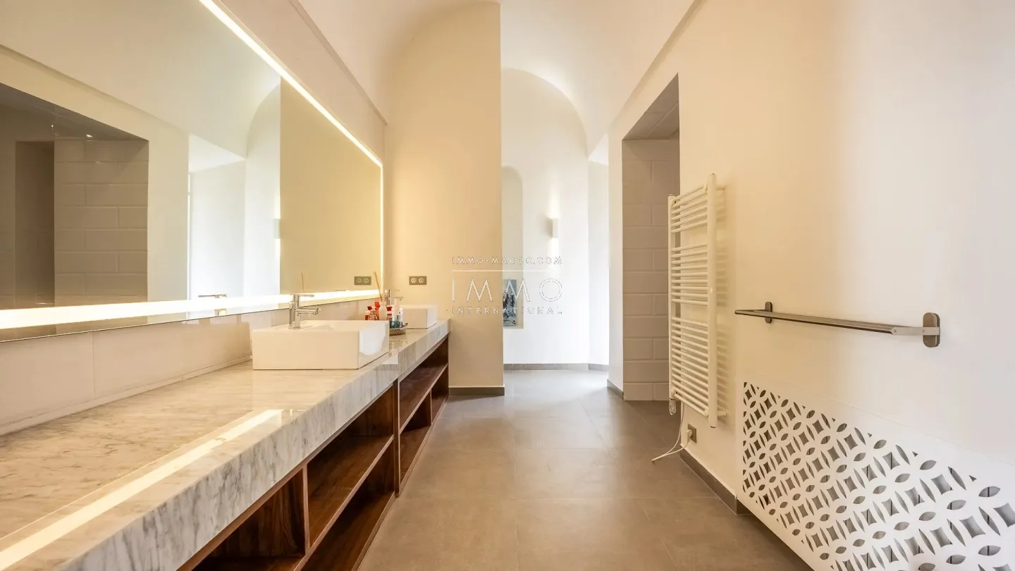 Villa à vendre route de l'ourika – 6 chambres – 920 m² – terrain 5 600 m² – vna – panneaux solaires – parc arboré