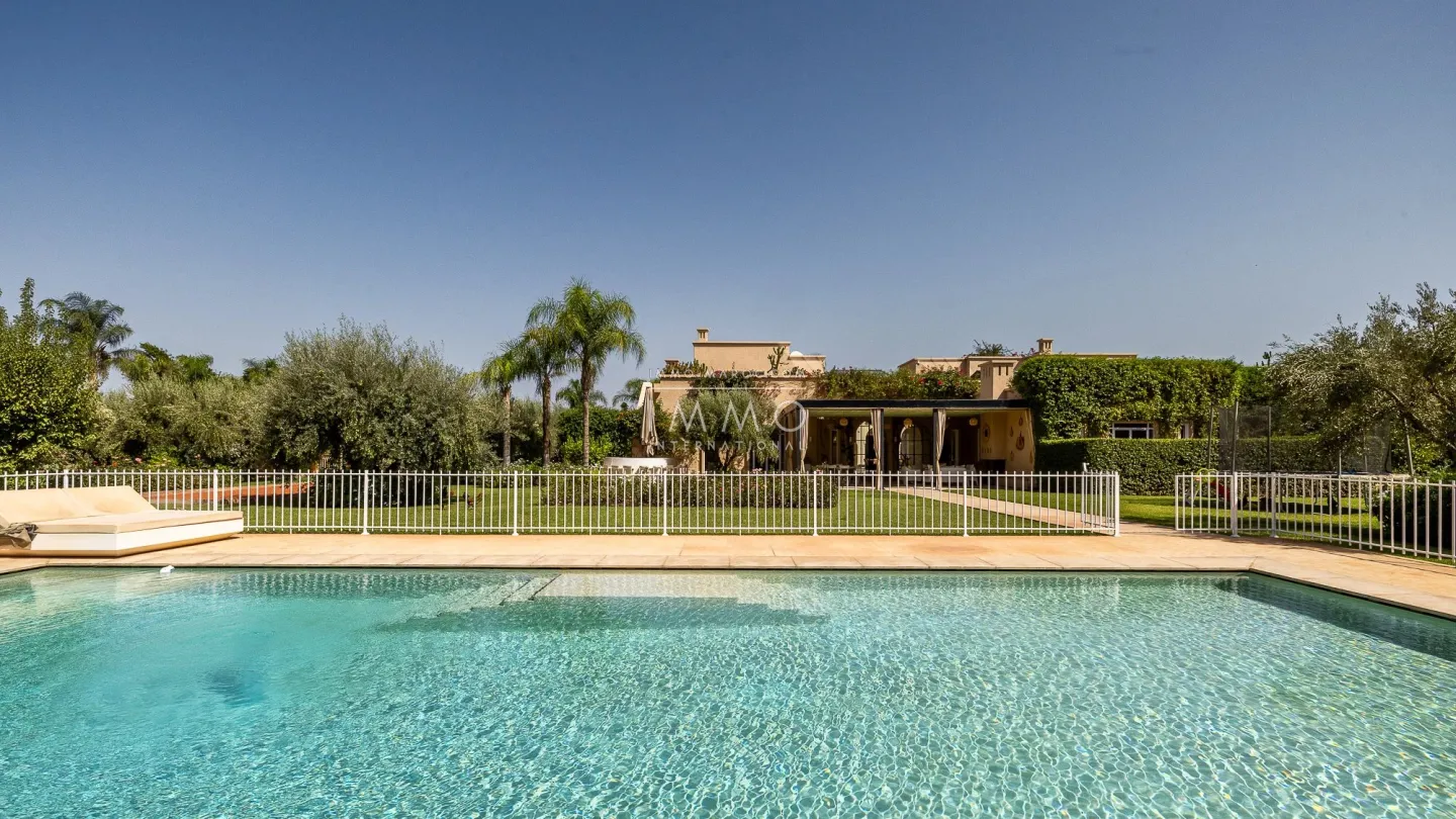 Villa à vendre route de l'ourika – 6 chambres – 920 m² – terrain 5 600 m² – vna – panneaux solaires – parc arboré