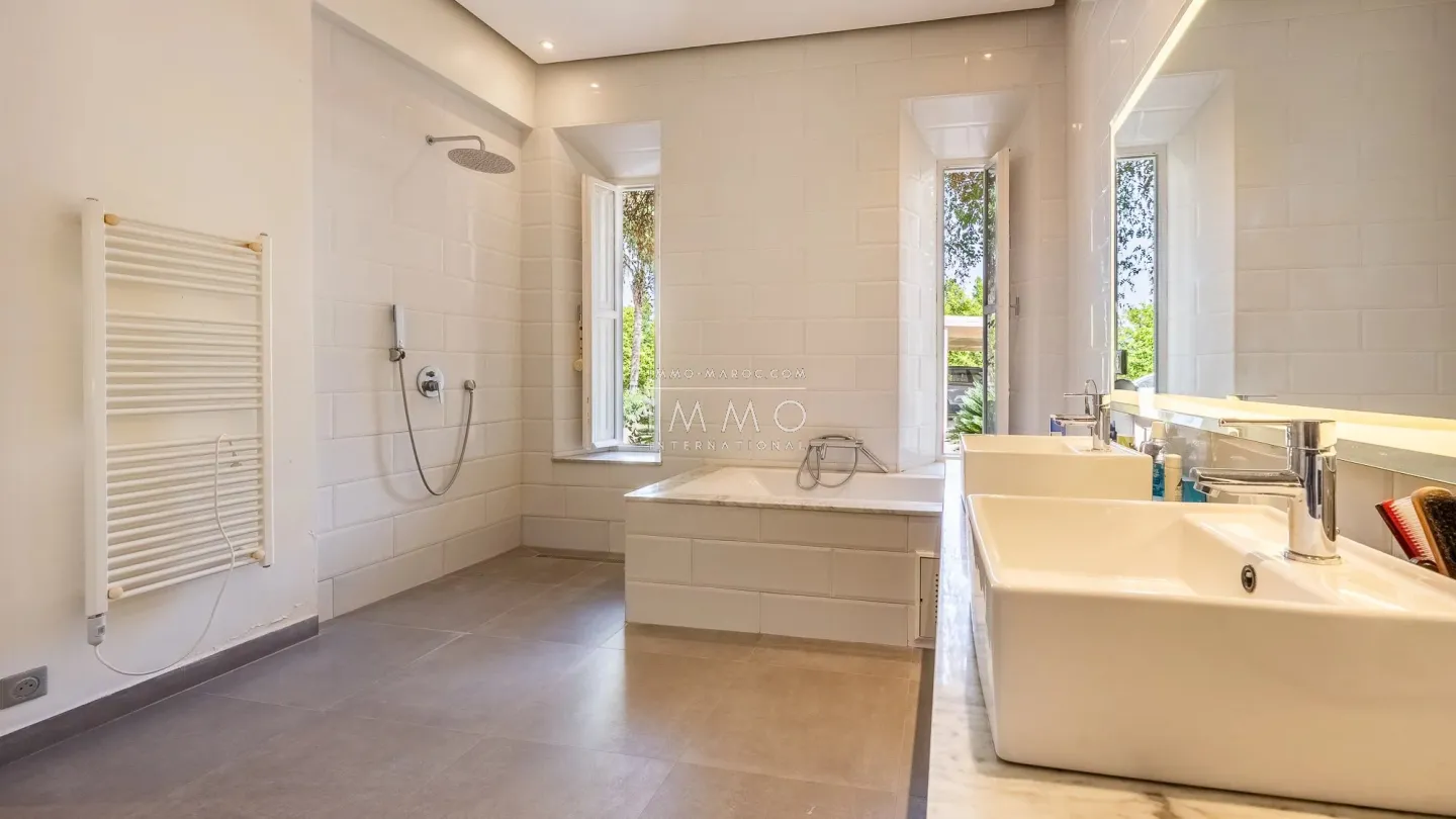 Villa à vendre route de l'ourika – 6 chambres – 920 m² – terrain 5 600 m² – vna – panneaux solaires – parc arboré