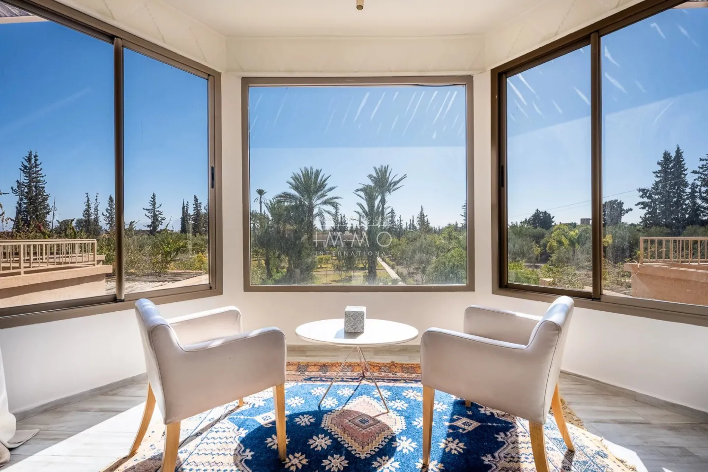 Villa à vendre route de fès – 5 suites – 580 m² – terrain 4 970 m² – spa complet – 2 piscines – panneaux solaires