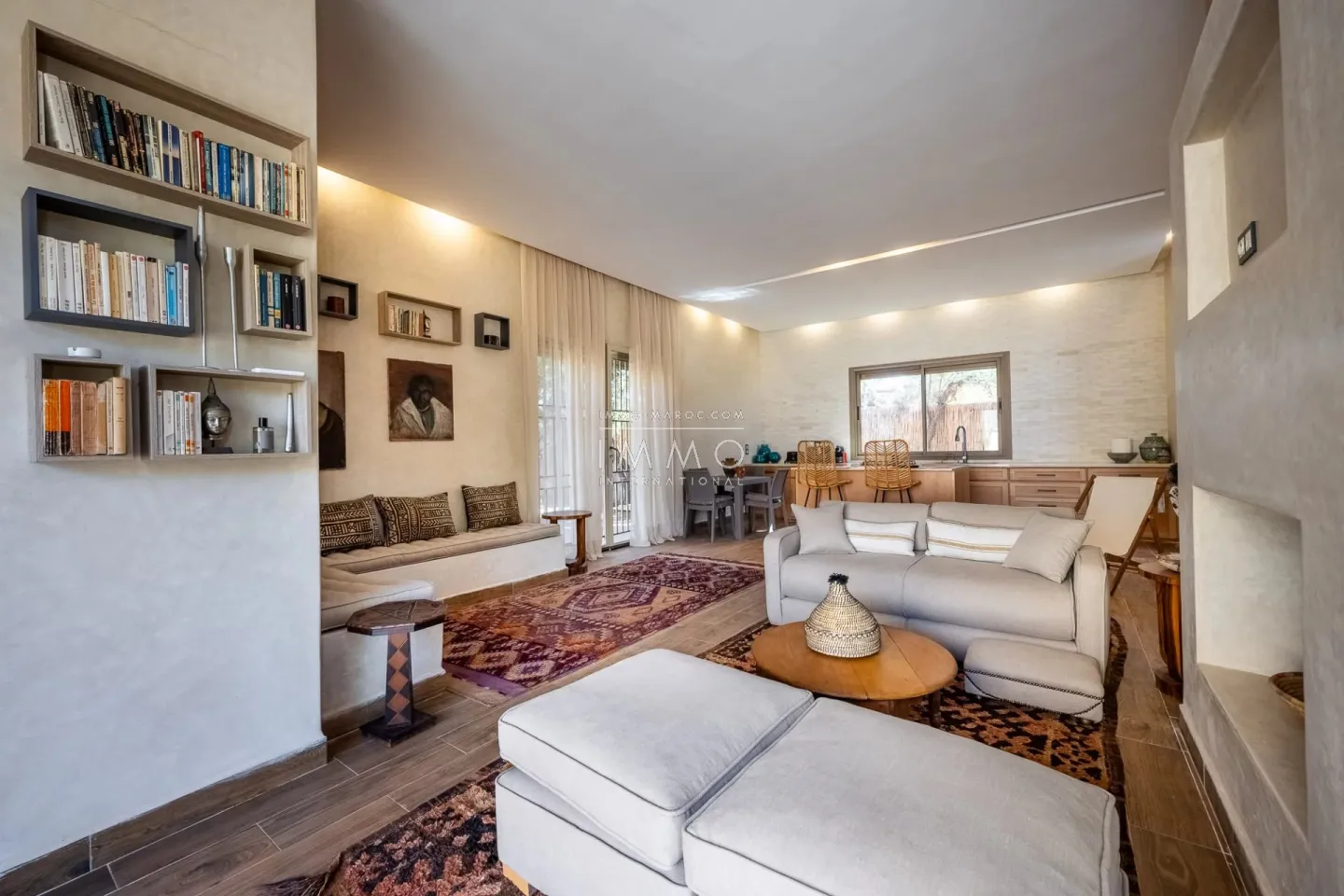 Villa à vendre route de fès – 5 suites – 580 m² – terrain 4 970 m² – spa complet – 2 piscines – panneaux solaires