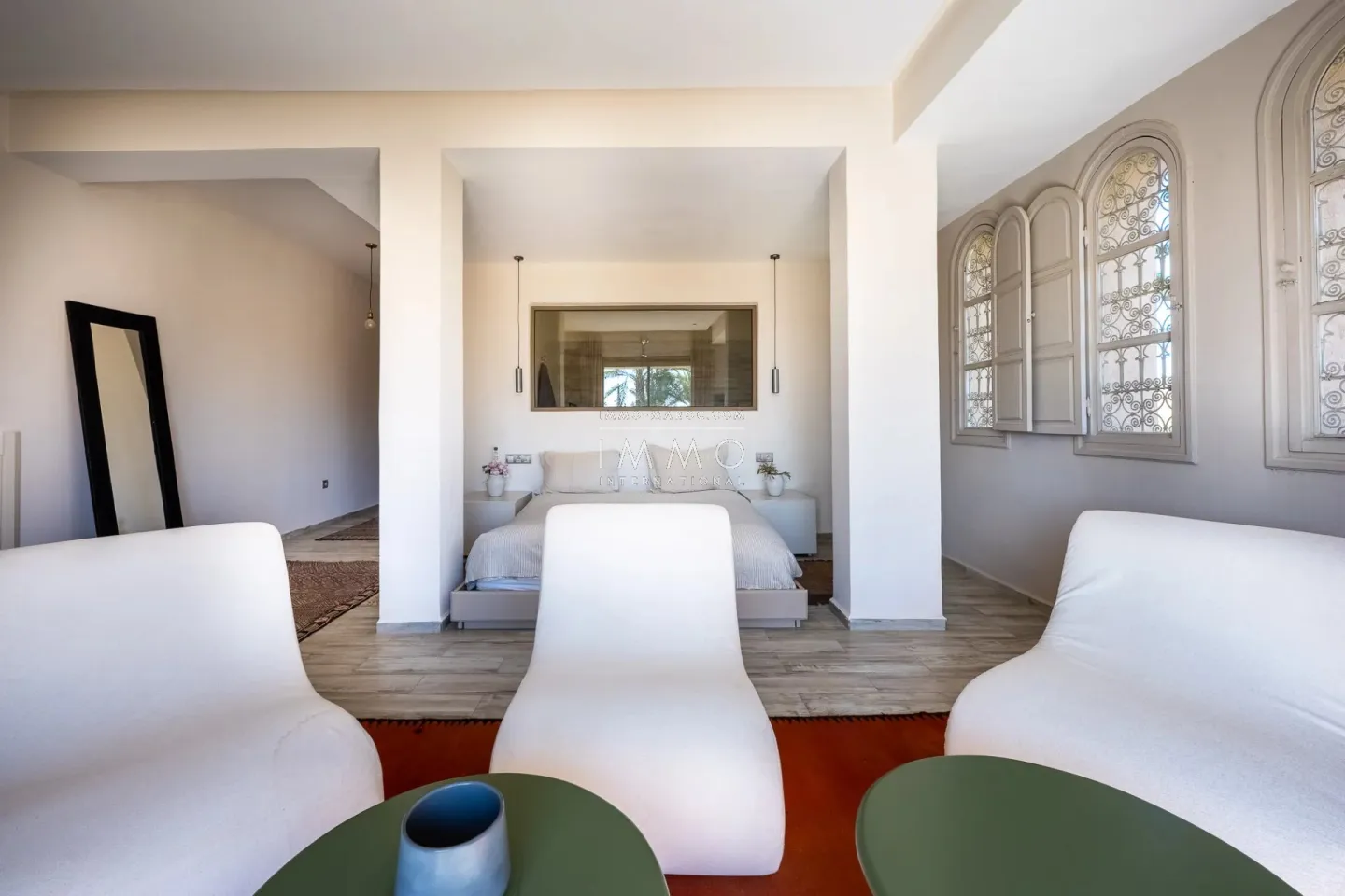 Villa à vendre route de fès – 5 suites – 580 m² – terrain 4 970 m² – spa complet – 2 piscines – panneaux solaires