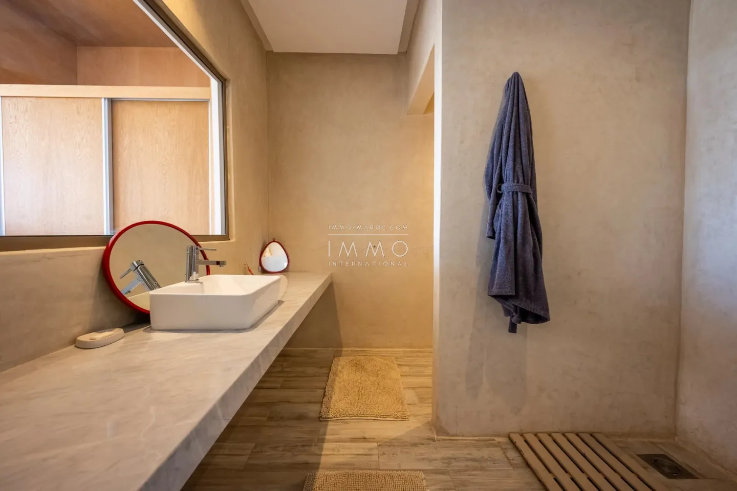 Villa à vendre route de fès – 5 suites – 580 m² – terrain 4 970 m² – spa complet – 2 piscines – panneaux solaires