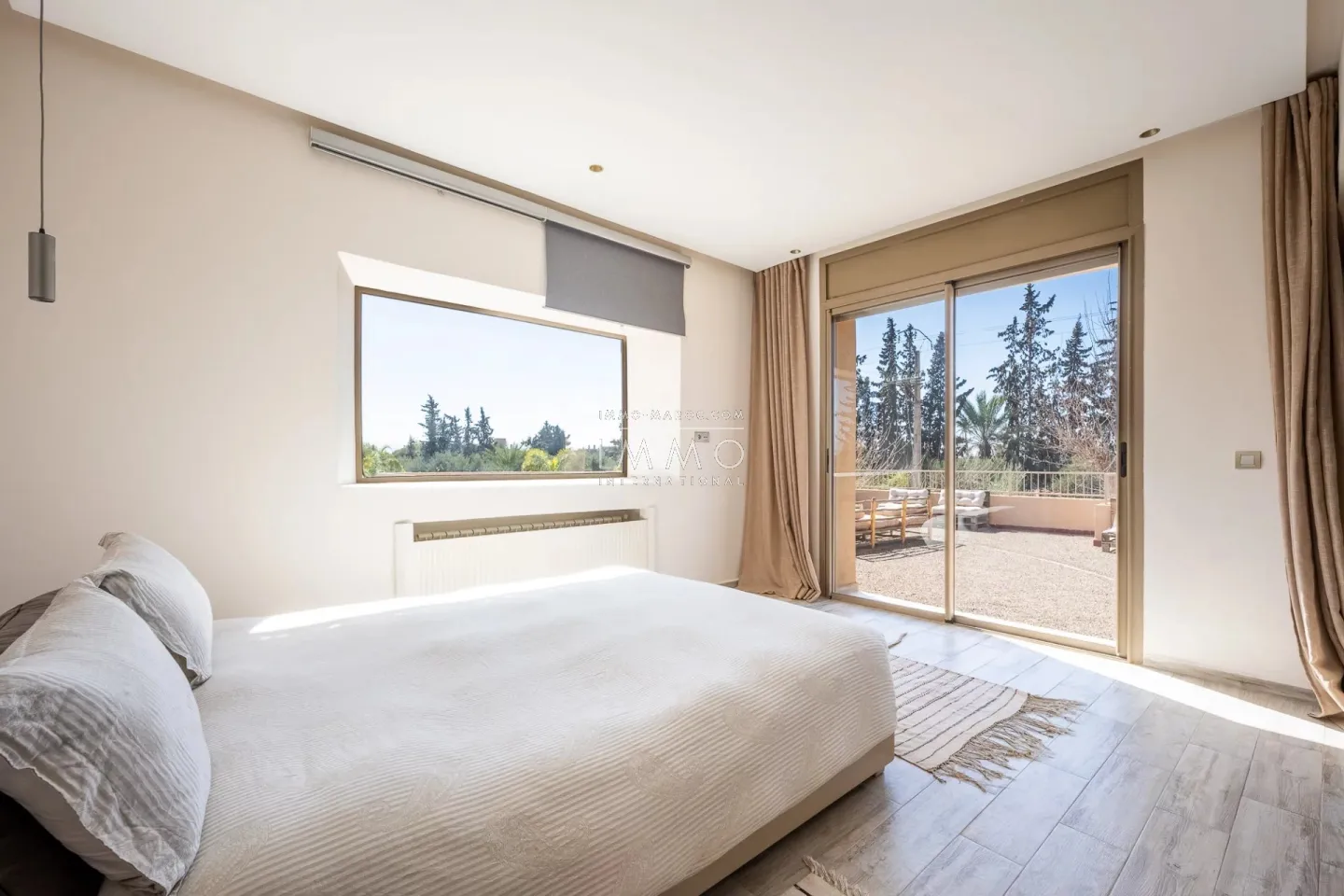 Villa à vendre route de fès – 5 suites – 580 m² – terrain 4 970 m² – spa complet – 2 piscines – panneaux solaires