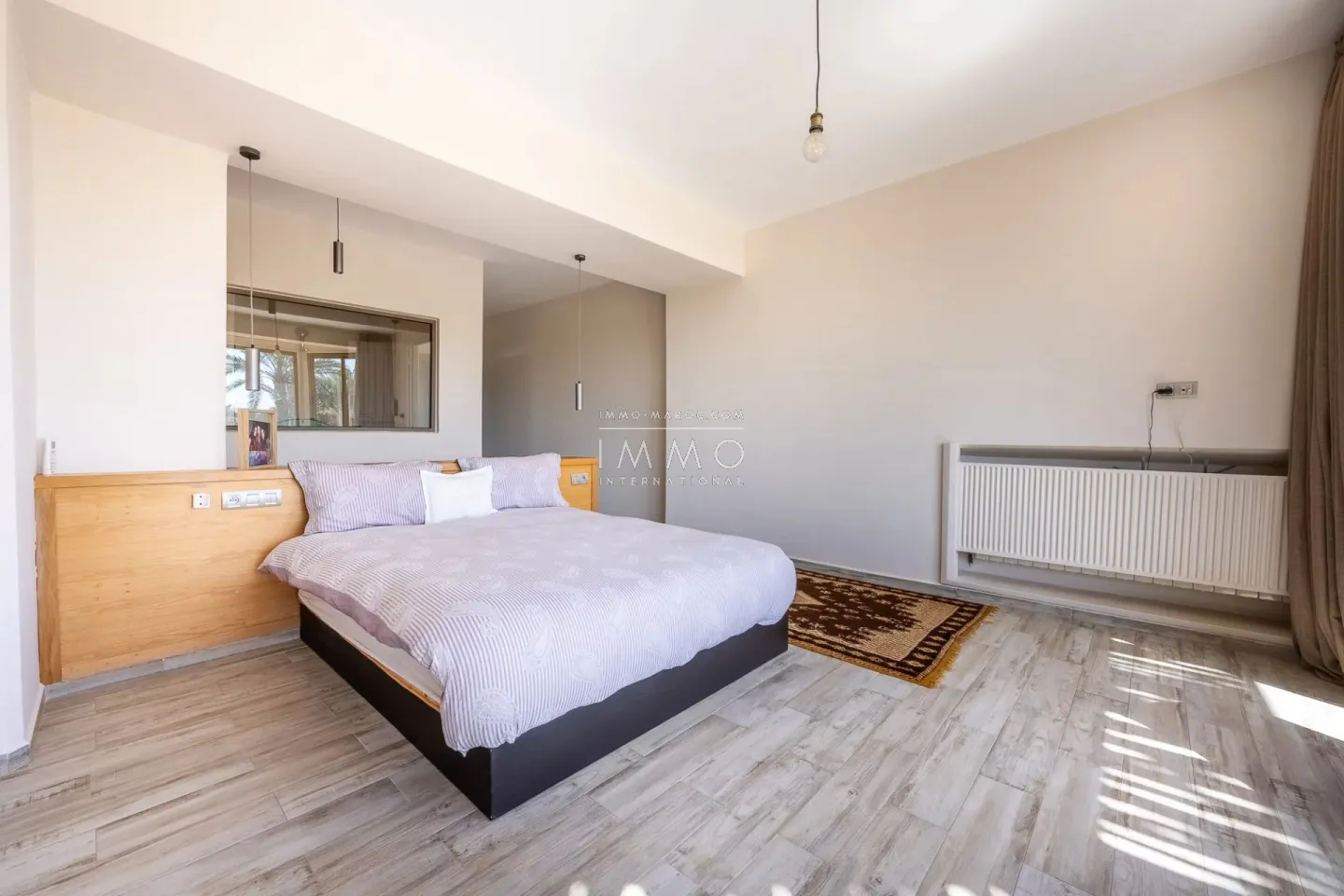 Villa à vendre route de fès – 5 suites – 580 m² – terrain 4 970 m² – spa complet – 2 piscines – panneaux solaires