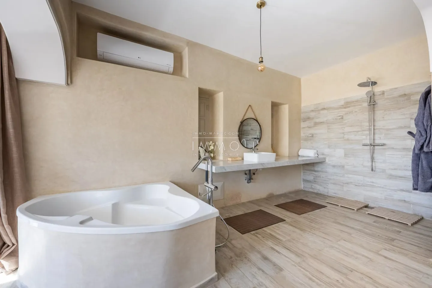 Villa à vendre route de fès – 5 suites – 580 m² – terrain 4 970 m² – spa complet – 2 piscines – panneaux solaires