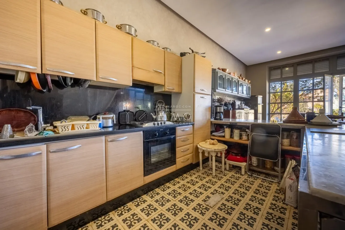 Villa à vendre route de fès – 5 suites – 580 m² – terrain 4 970 m² – spa complet – 2 piscines – panneaux solaires