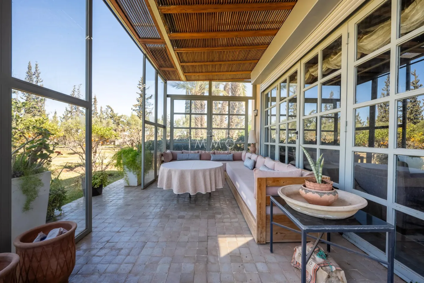 Villa à vendre route de fès – 5 suites – 580 m² – terrain 4 970 m² – spa complet – 2 piscines – panneaux solaires