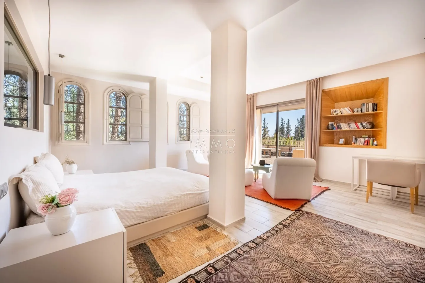 Villa à vendre route de fès – 5 suites – 580 m² – terrain 4 970 m² – spa complet – 2 piscines – panneaux solaires