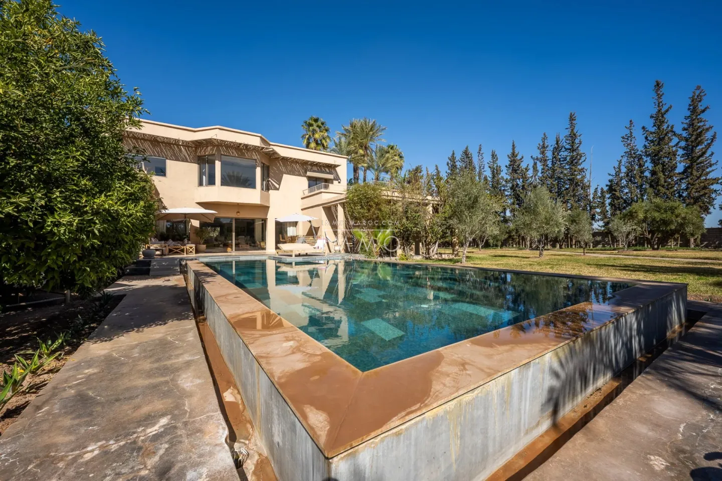 Villa à vendre route de fès – 5 suites – 580 m² – terrain 4 970 m² – spa complet – 2 piscines – panneaux solaires