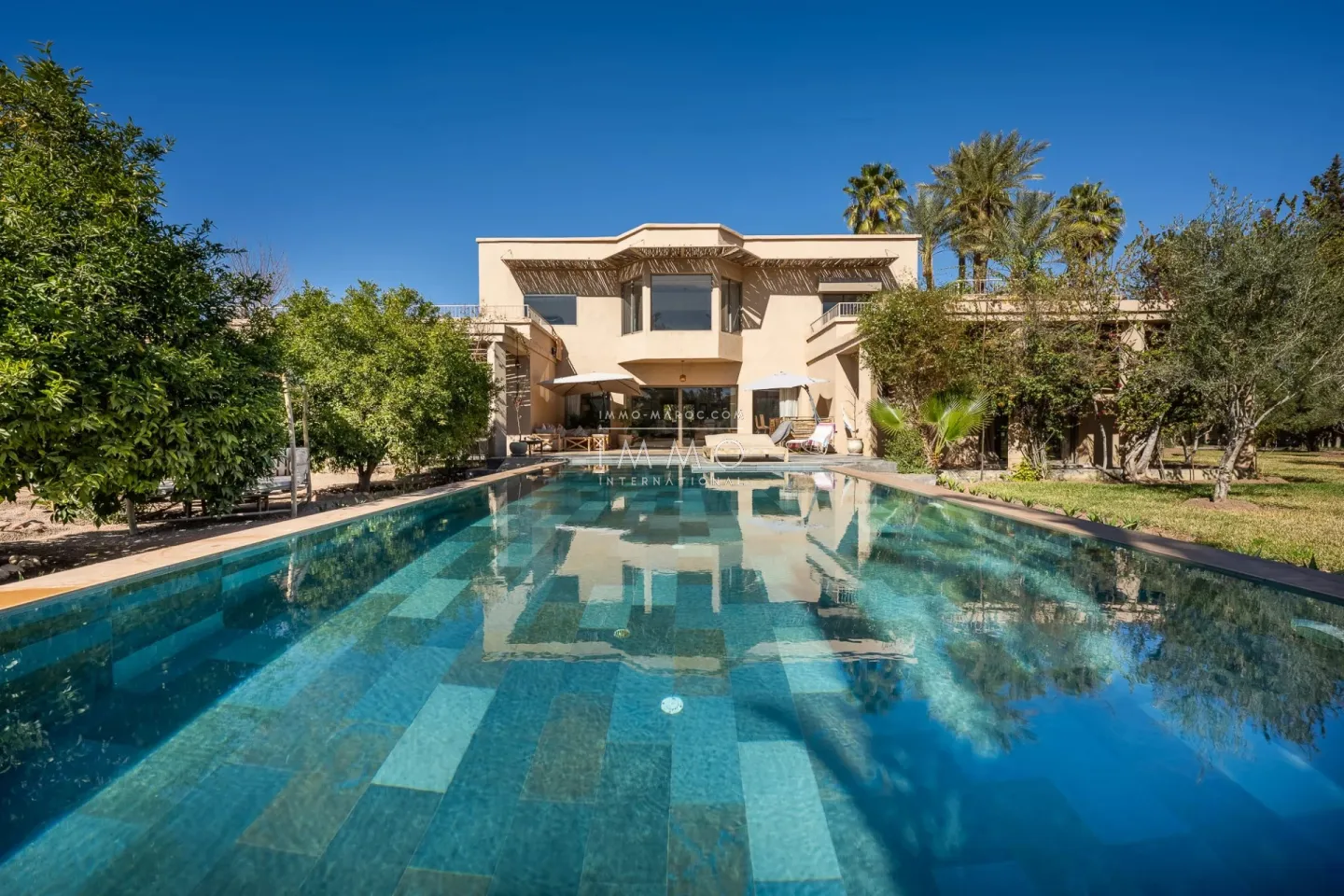 Villa à vendre route de fès – 5 suites – 580 m² – terrain 4 970 m² – spa complet – 2 piscines – panneaux solaires