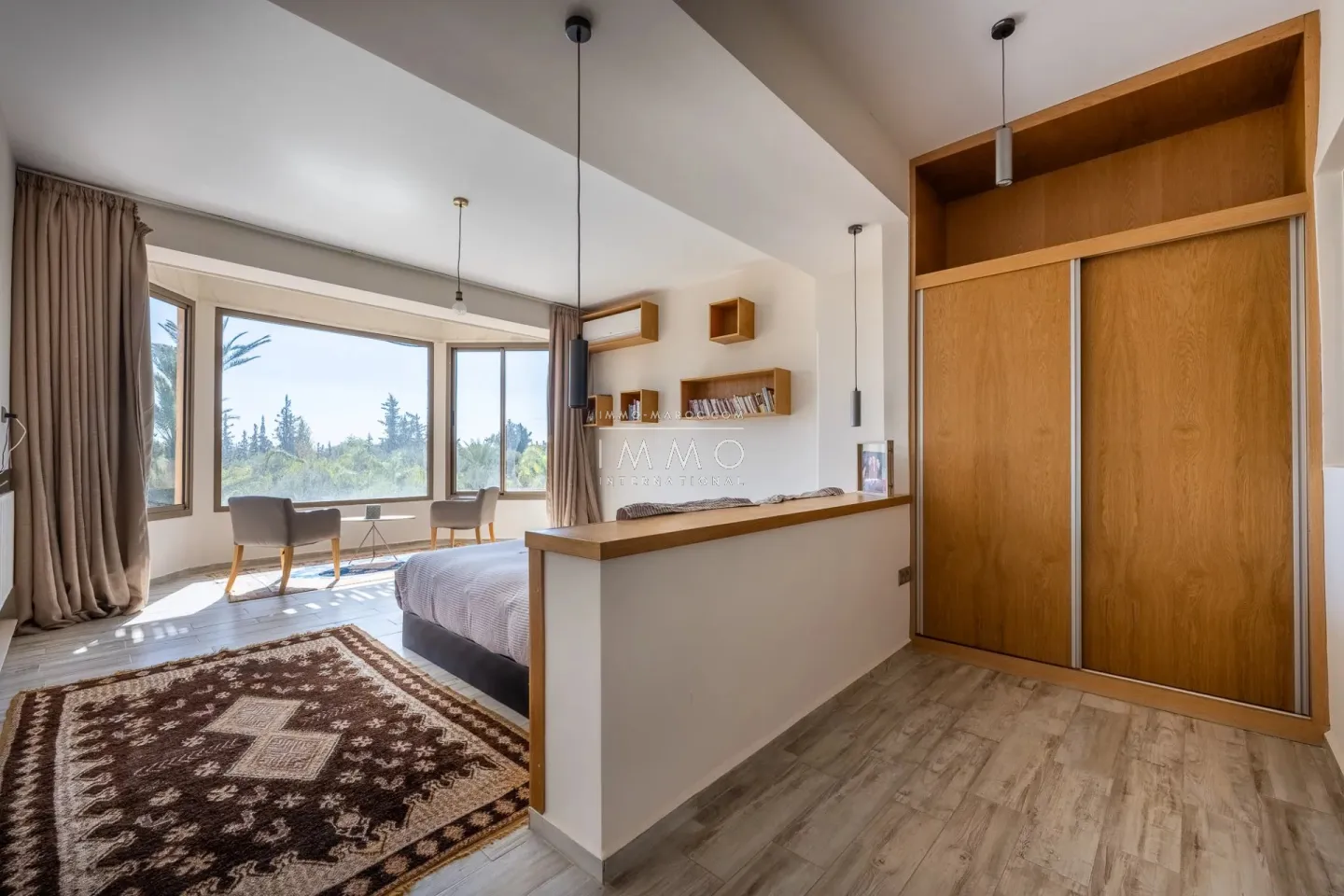 Villa à vendre route de fès – 5 suites – 580 m² – terrain 4 970 m² – spa complet – 2 piscines – panneaux solaires