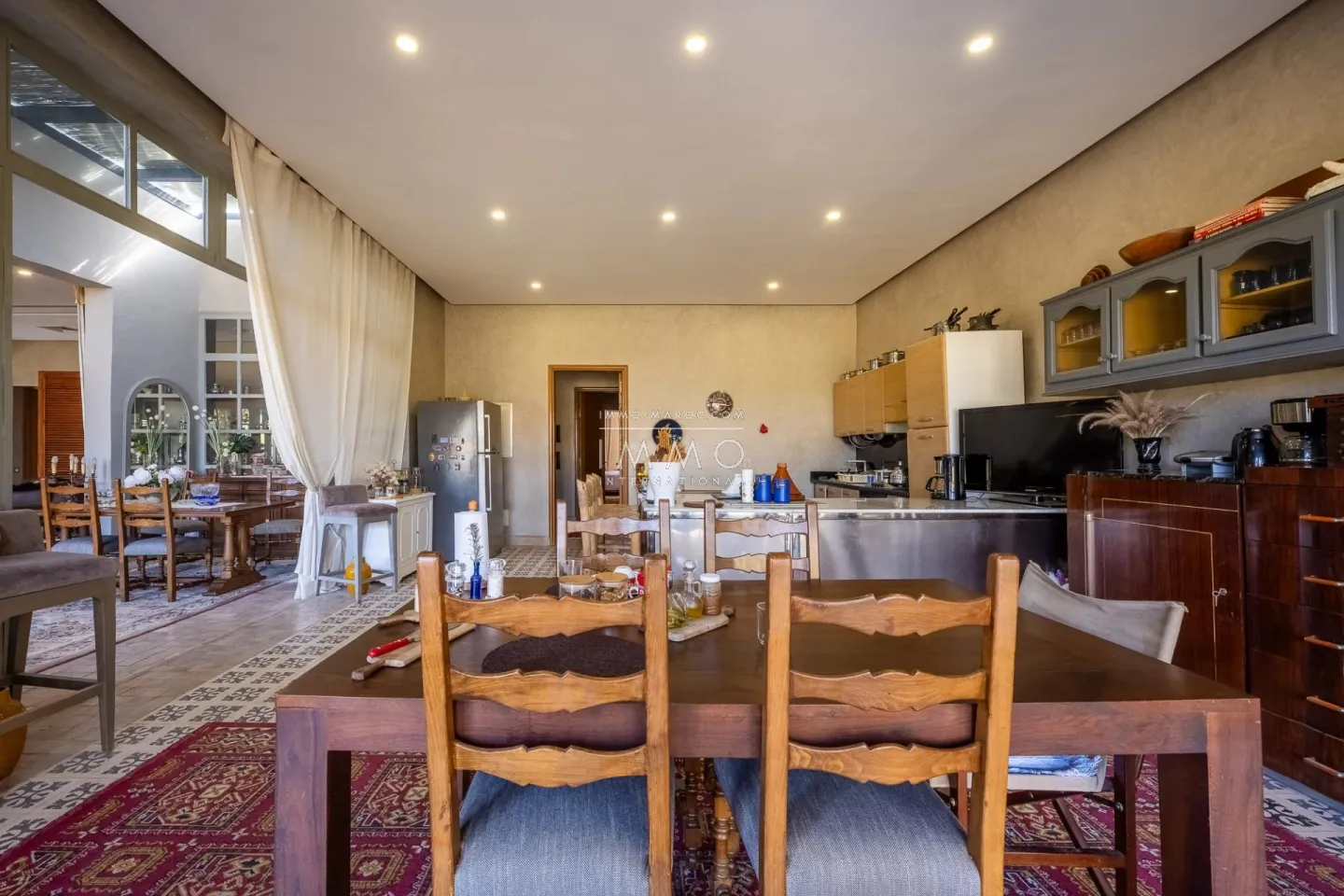 Villa à vendre route de fès – 5 suites – 580 m² – terrain 4 970 m² – spa complet – 2 piscines – panneaux solaires