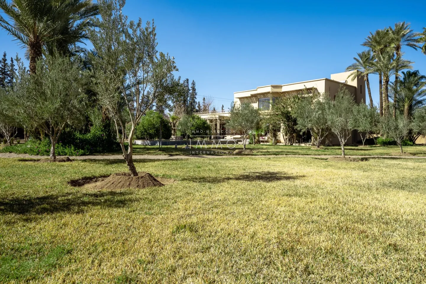 Villa à vendre route de fès – 5 suites – 580 m² – terrain 4 970 m² – spa complet – 2 piscines – panneaux solaires