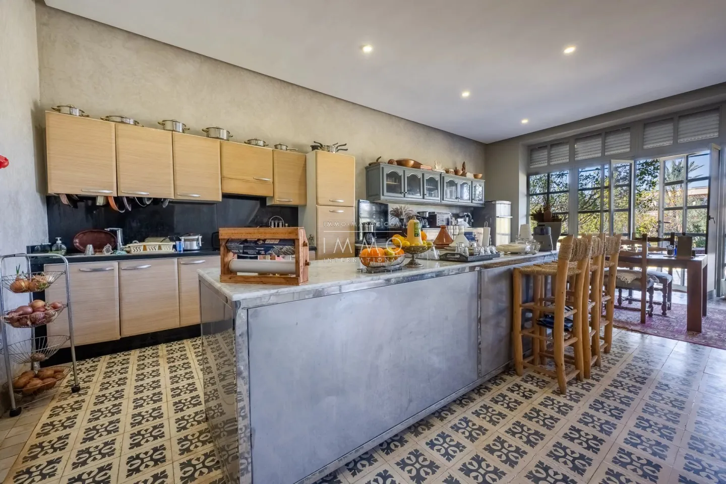 Villa à vendre route de fès – 5 suites – 580 m² – terrain 4 970 m² – spa complet – 2 piscines – panneaux solaires