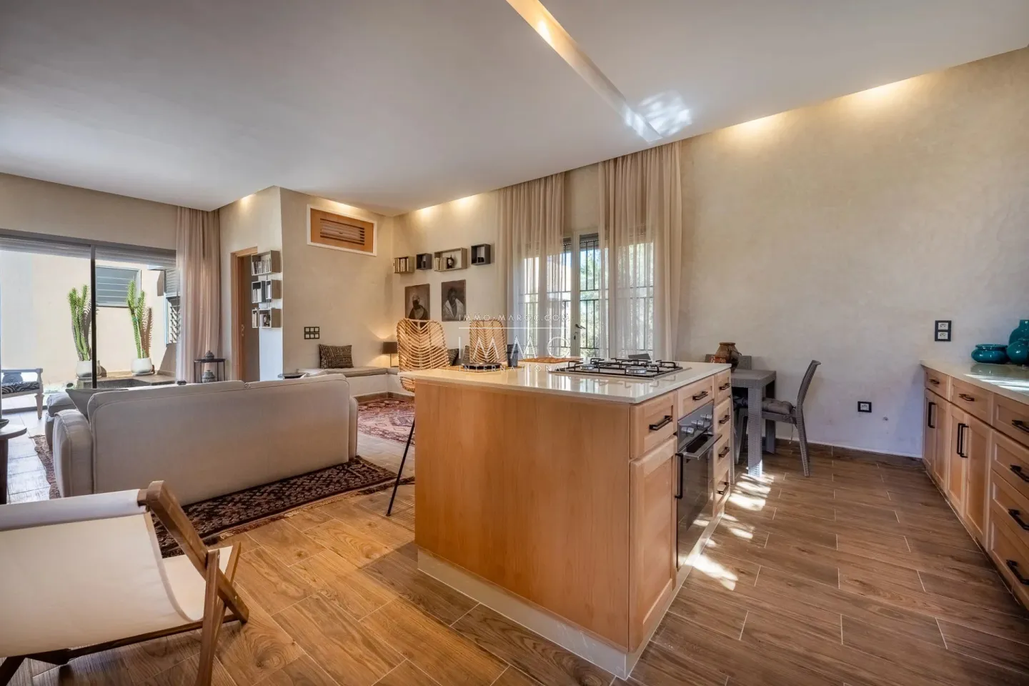 Villa à vendre route de fès – 5 suites – 580 m² – terrain 4 970 m² – spa complet – 2 piscines – panneaux solaires