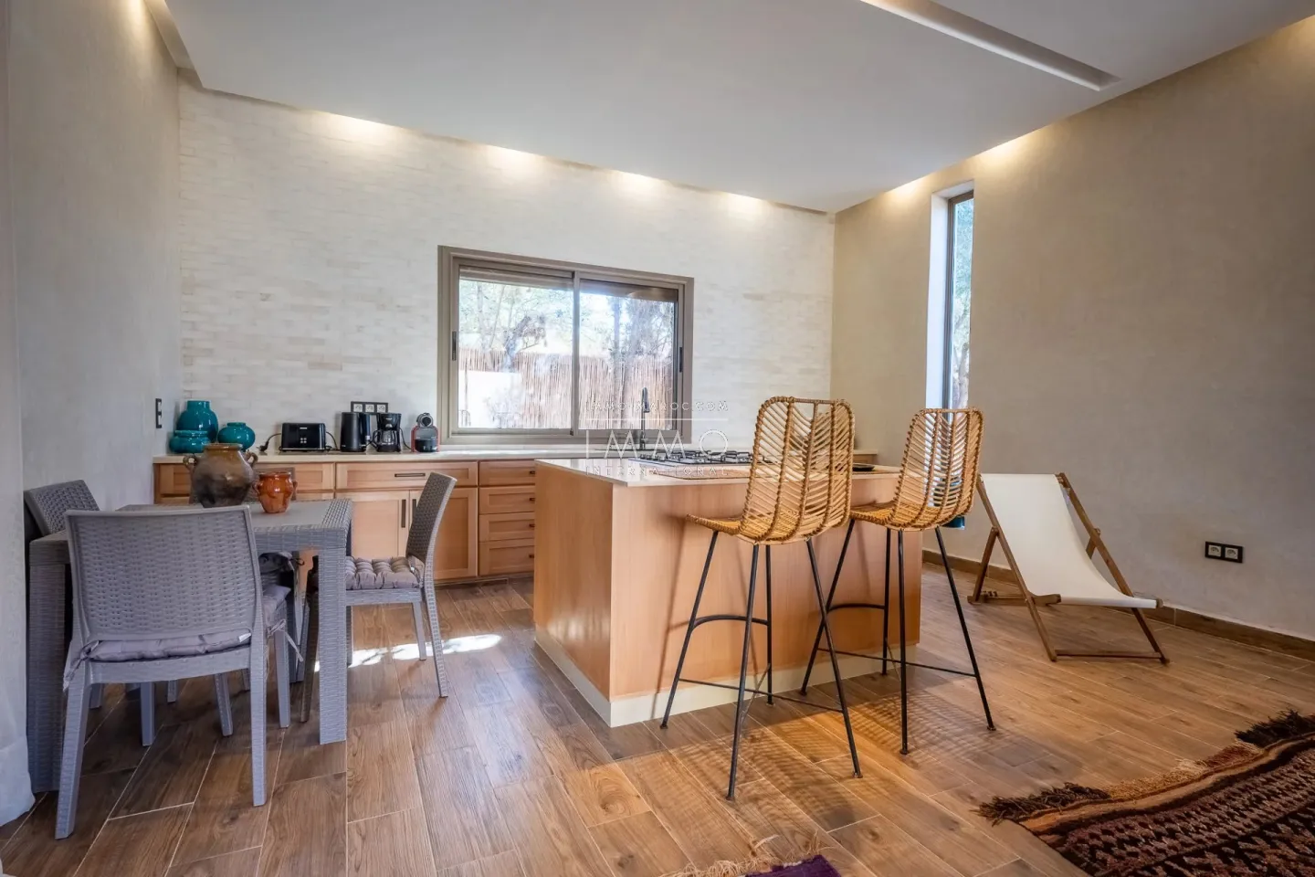 Villa à vendre route de fès – 5 suites – 580 m² – terrain 4 970 m² – spa complet – 2 piscines – panneaux solaires