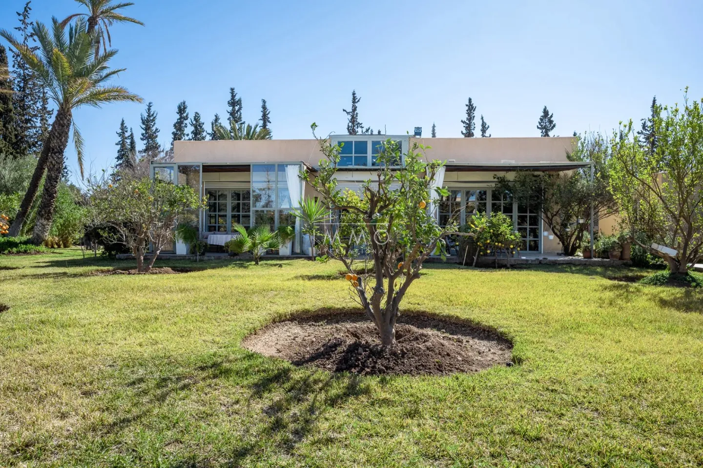 Villa à vendre route de fès – 5 suites – 580 m² – terrain 4 970 m² – spa complet – 2 piscines – panneaux solaires