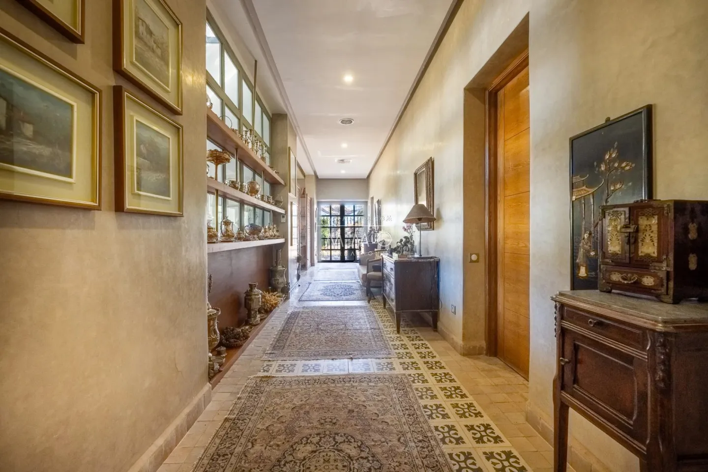 Villa à vendre route de fès – 5 suites – 580 m² – terrain 4 970 m² – spa complet – 2 piscines – panneaux solaires